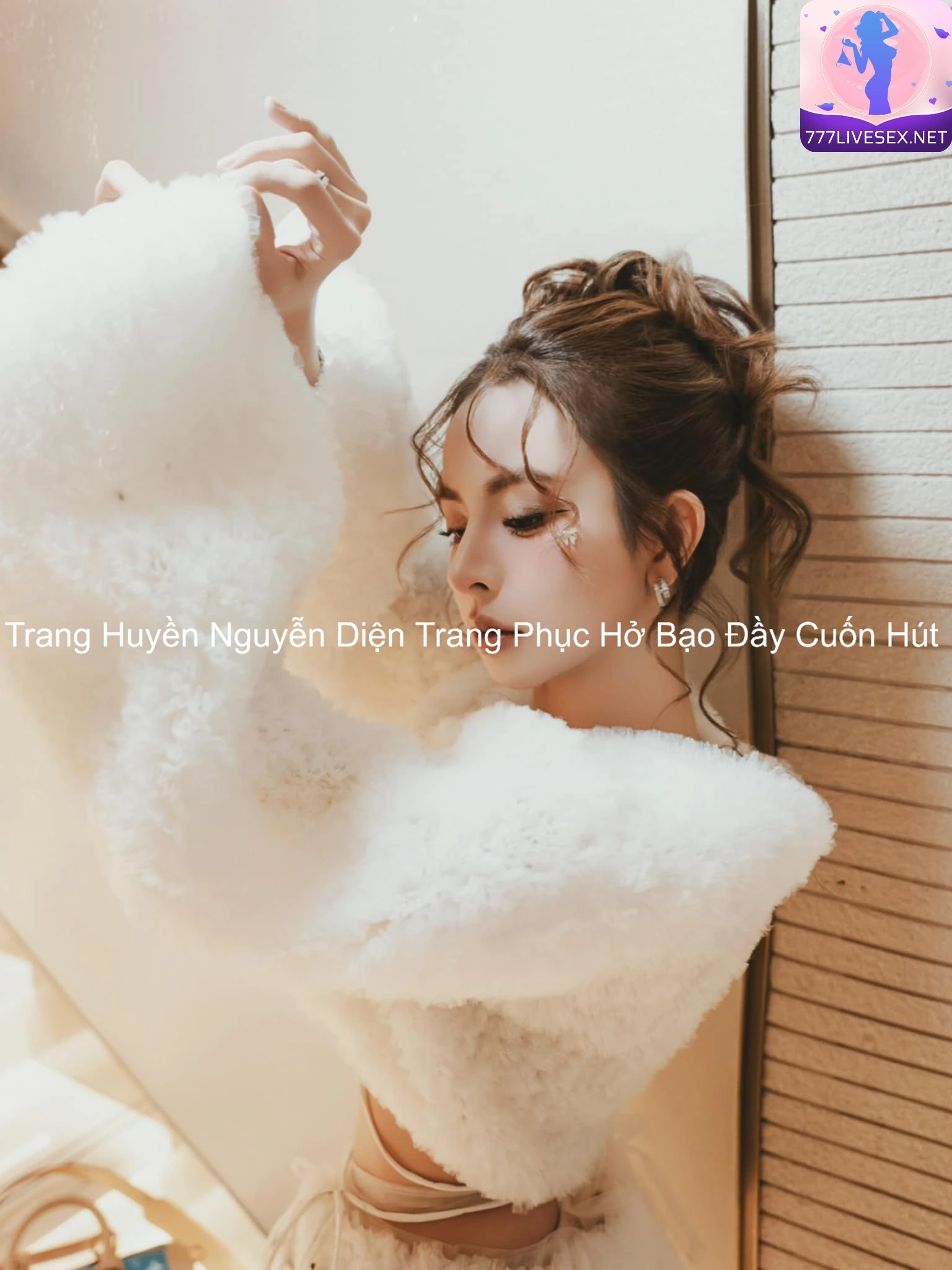 Trang Huyền Nguyễn Diện Trang Phục Hở Bạo Đầy Cuốn Hút 5