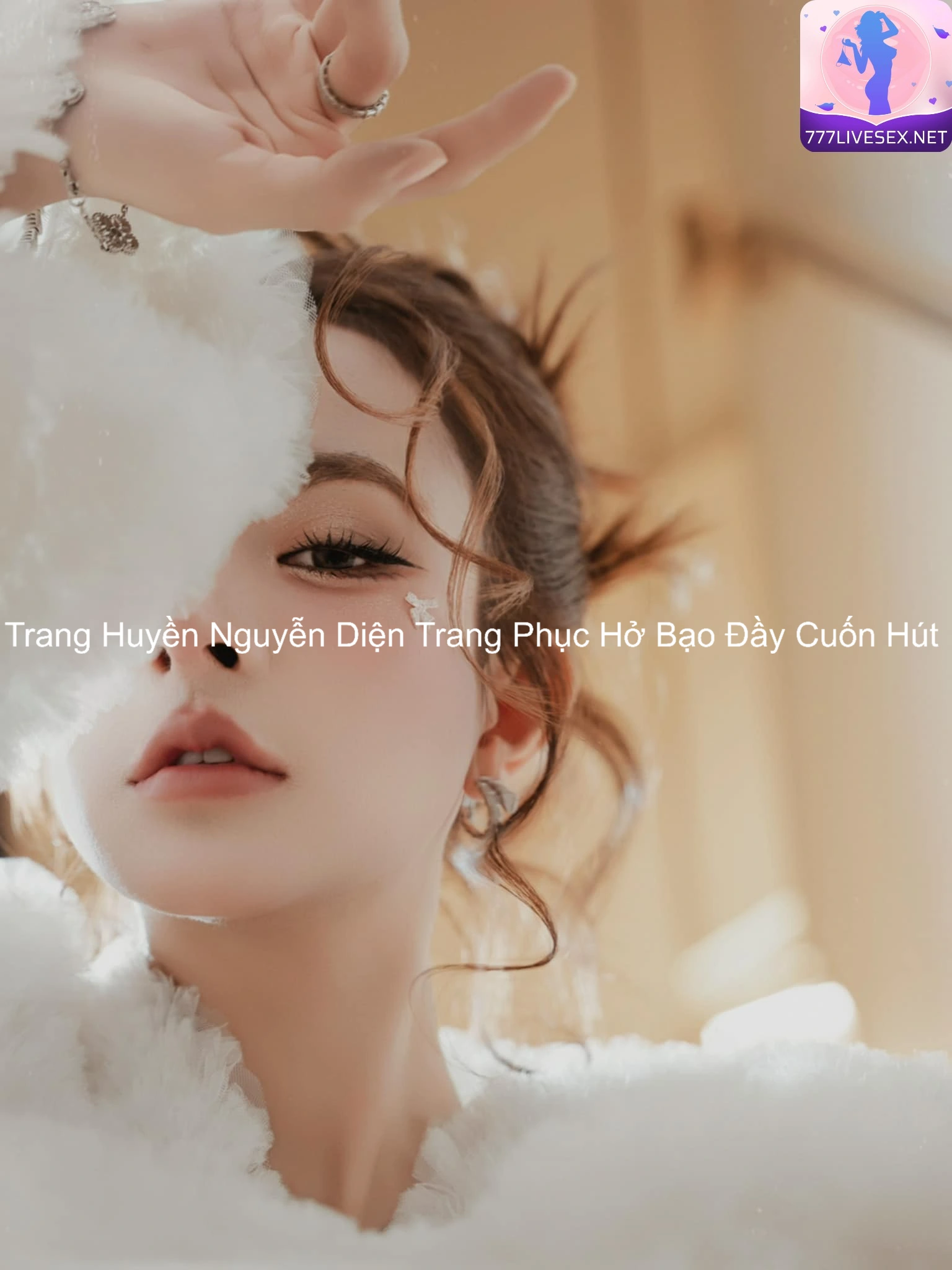 Trang Huyền Nguyễn Diện Trang Phục Hở Bạo Đầy Cuốn Hút 6